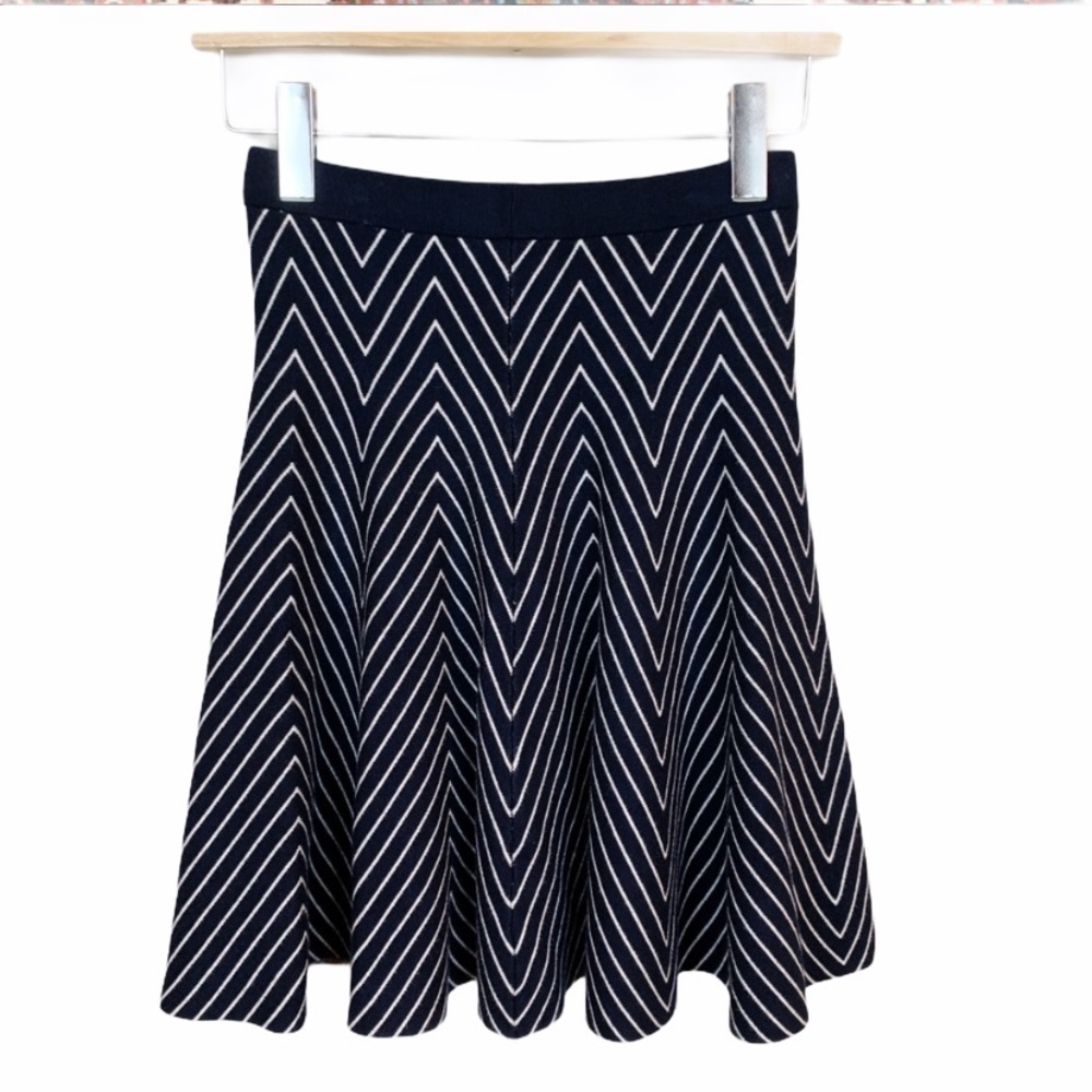 Carmen Marc Valvo Chevron Thick Knit Flared Mini Skirt